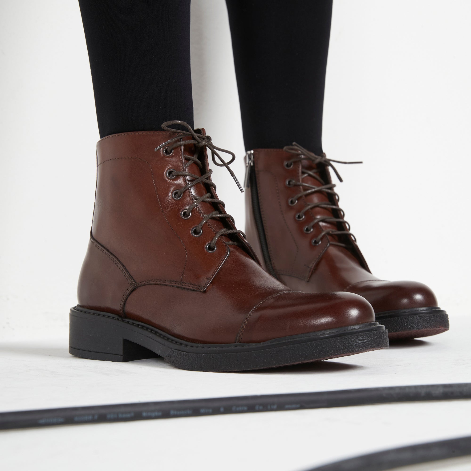 Toe cap laced boot mahogany brown