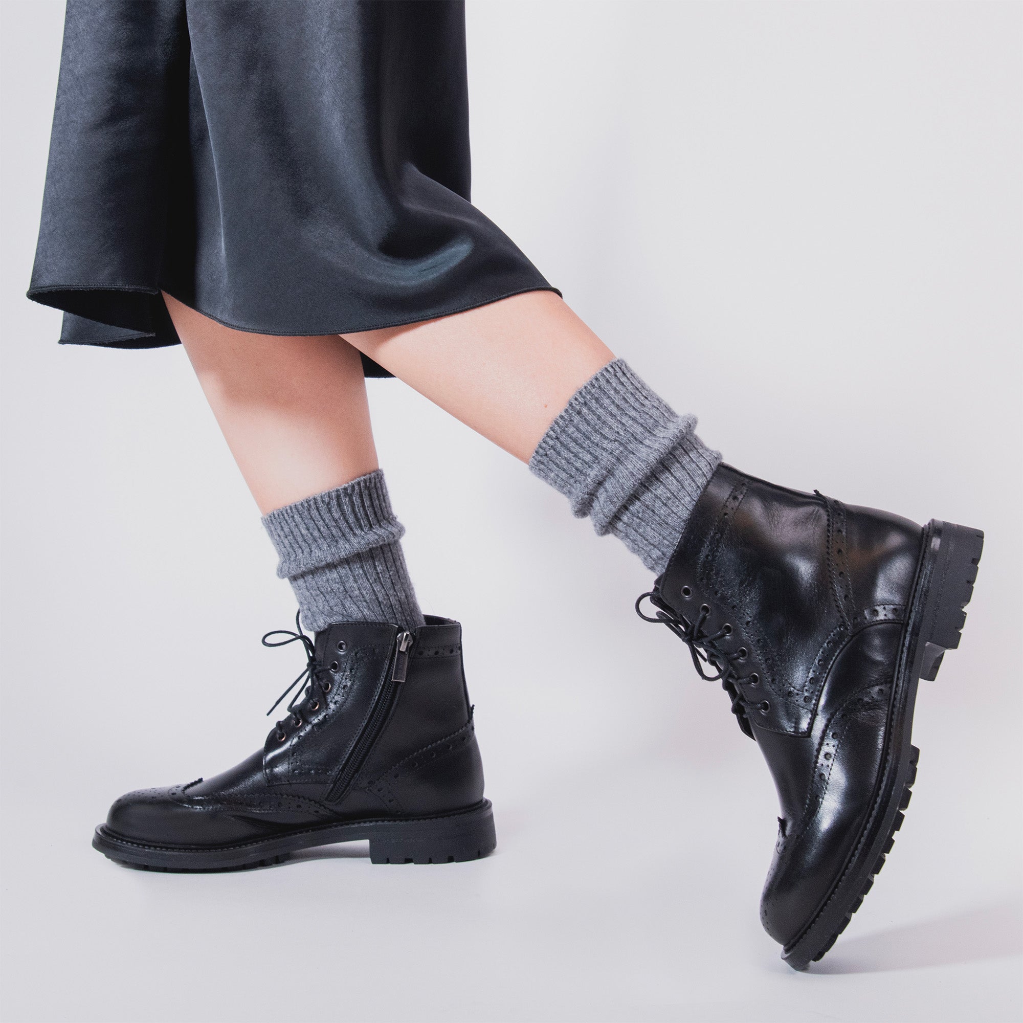 Wing cap laced boot black