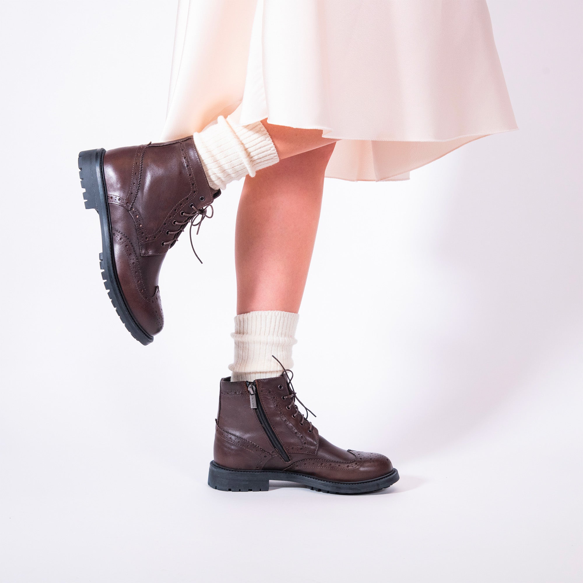 Wing cap laced boot dark brown