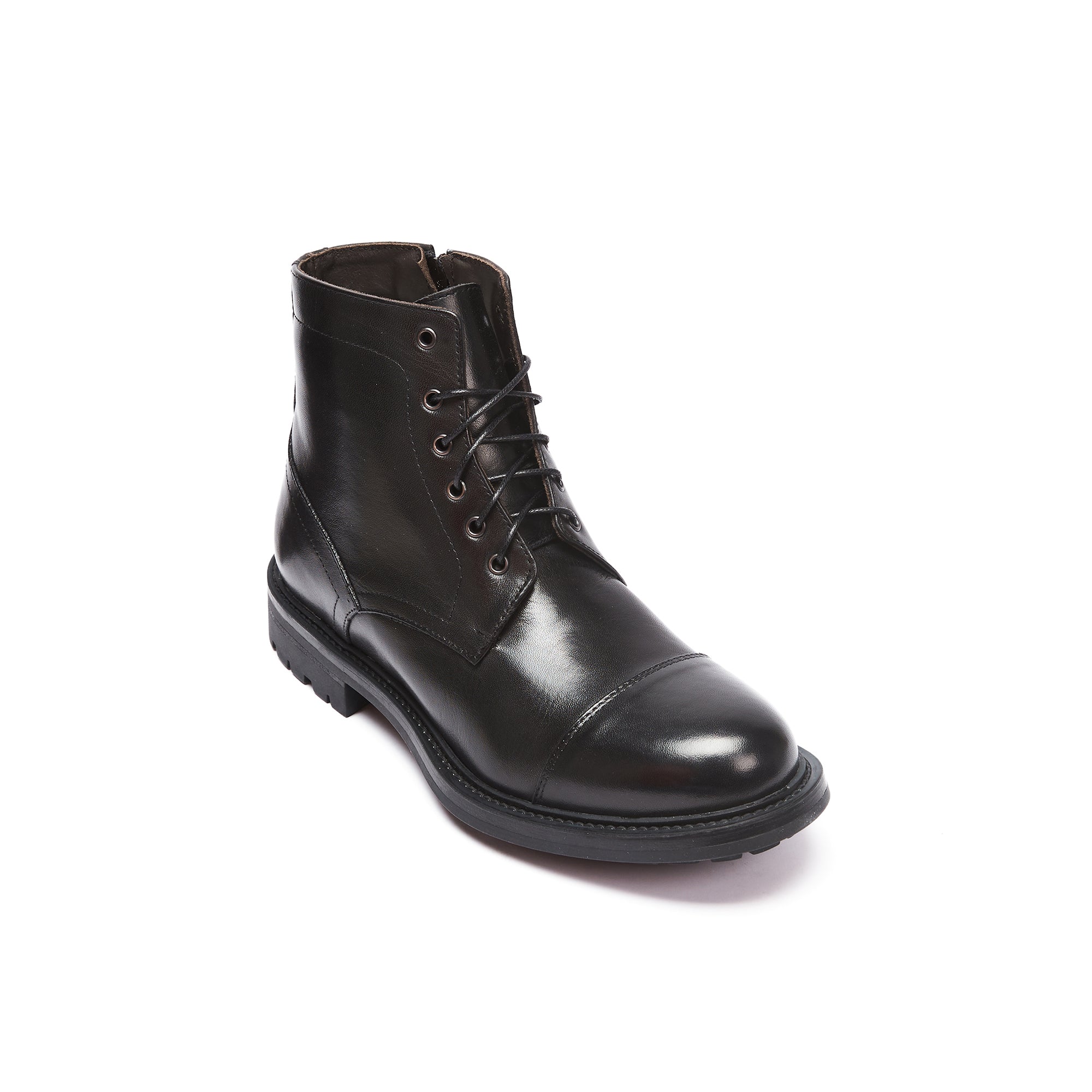 Toe cap laced boot black