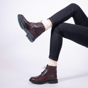 Toe cap laced boot dark brown